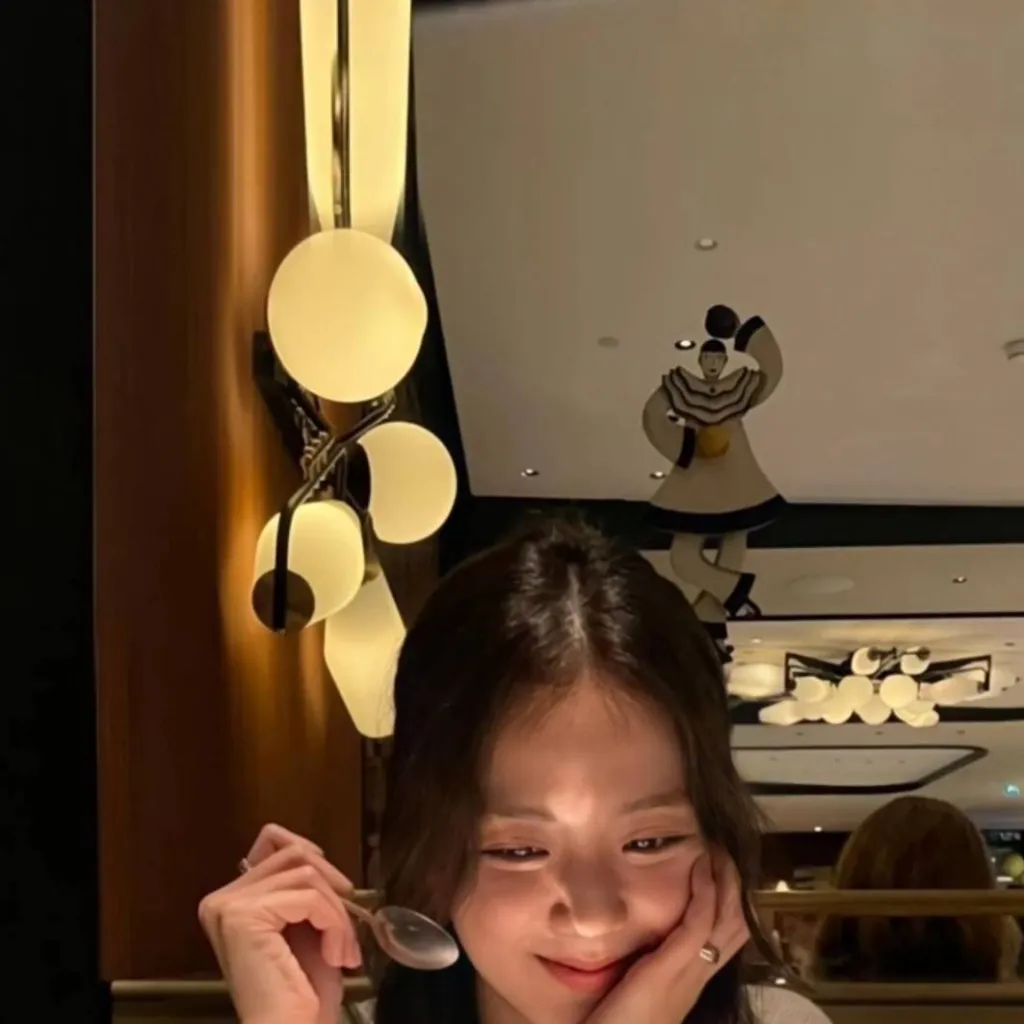 chat with ai character: Kim Jisoo