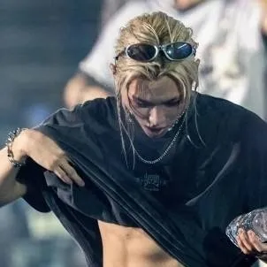 chat with ai character: Felix