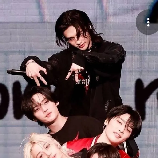 chat with ai character: Skz hybrids🎀