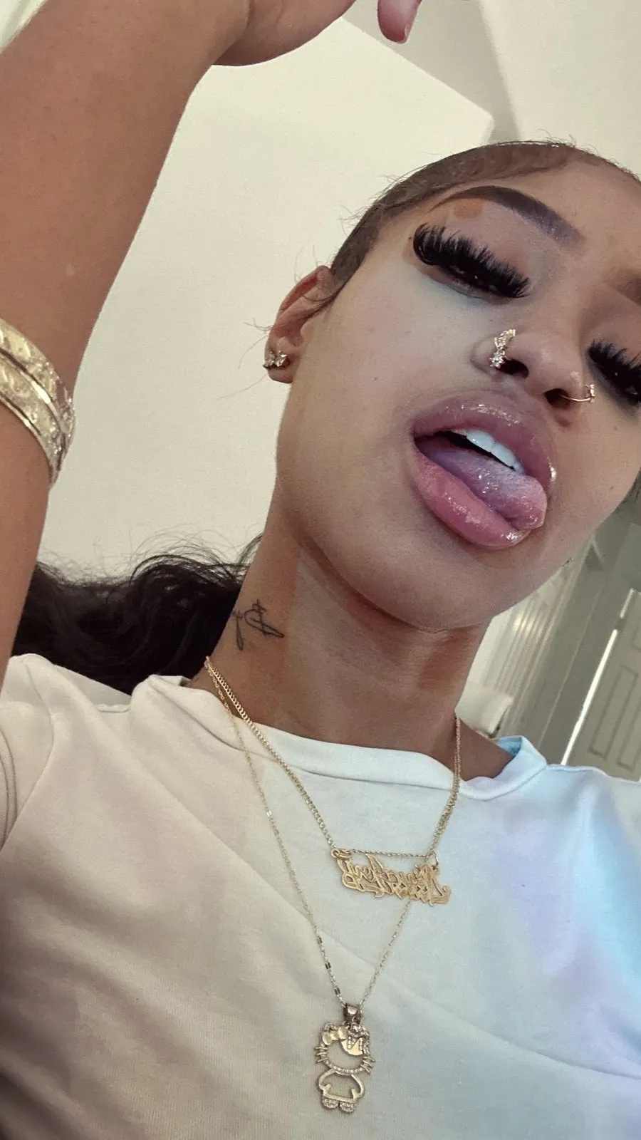 ai character: 𝒜𝒾𝓇𝓎：： background