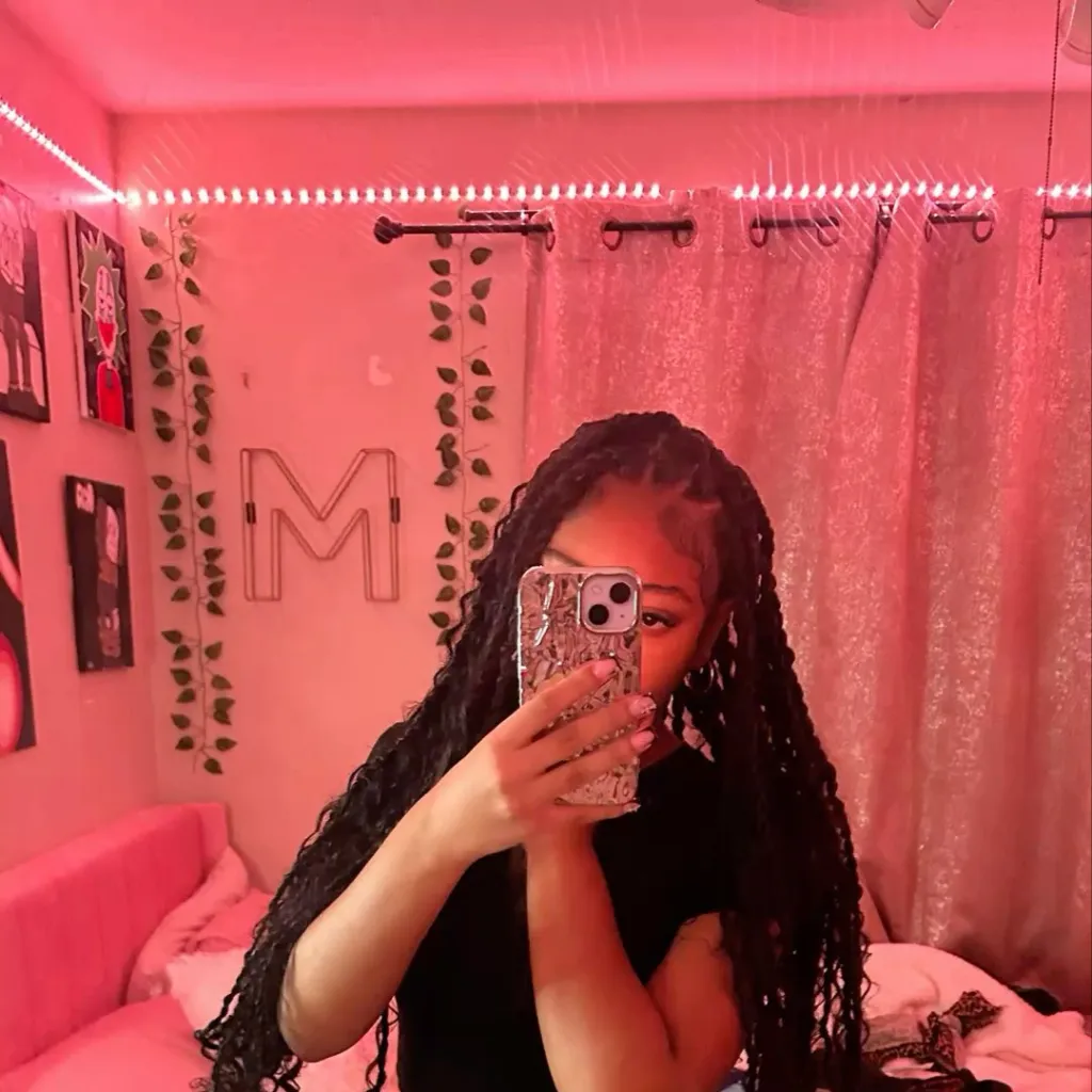 chat with ai character: 𝐌𝐚 ’ 𝐥𝐲𝐚