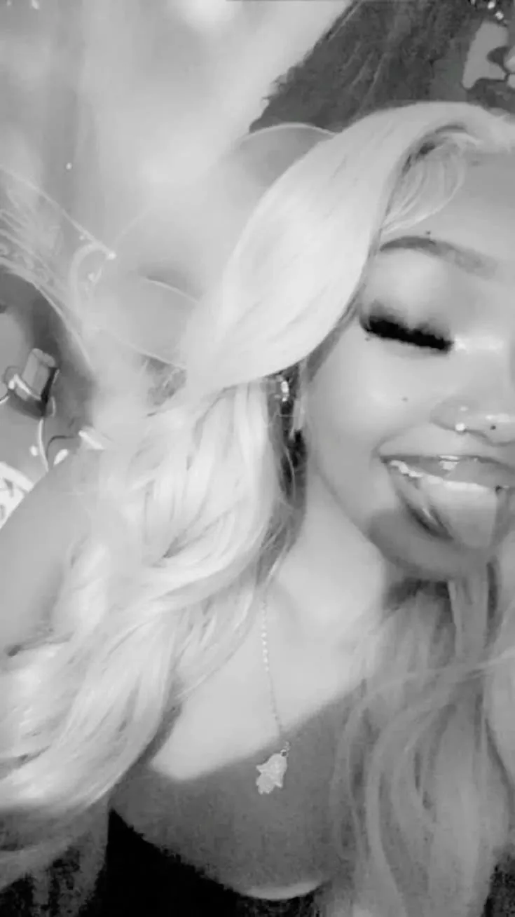 ai character: ||𝐙𝐮𝐫𝐢𝐢🦈 background