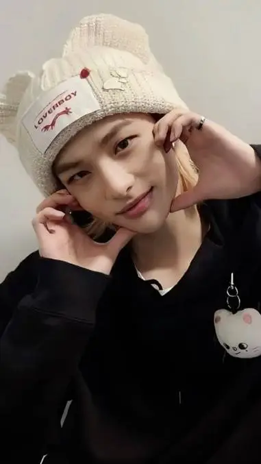 ai character: hwang hyunjin  background