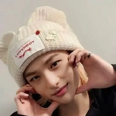 chat with ai character: hwang hyunjin 