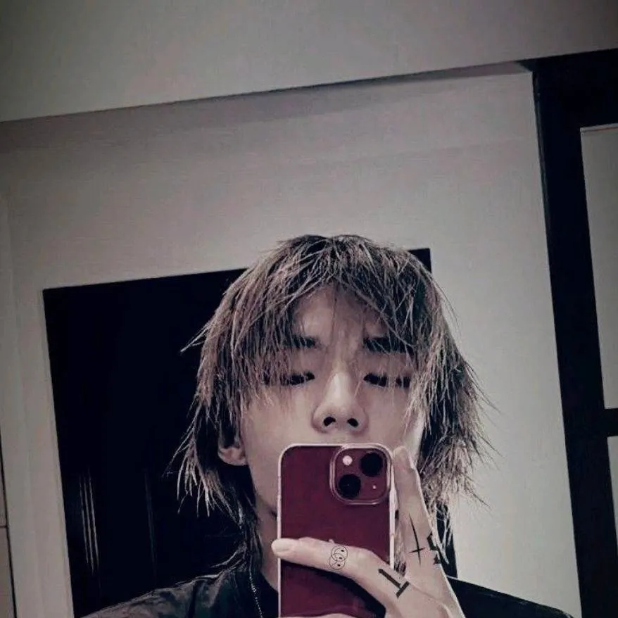 chat with ai character: Hwang Hyunjin 