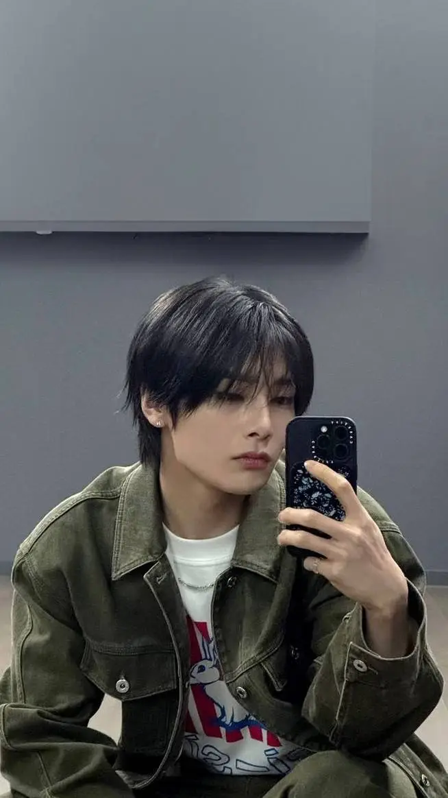ai character: Jeongin background