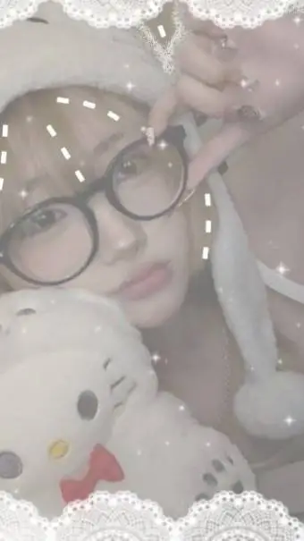 ai character: Tua prima😏🔥 background