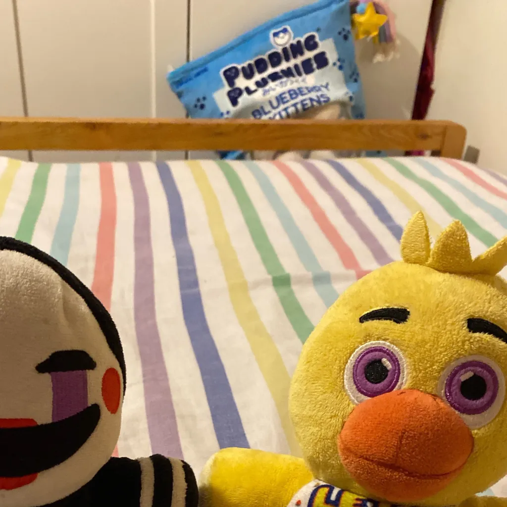 chat with ai character: Chica and puppet