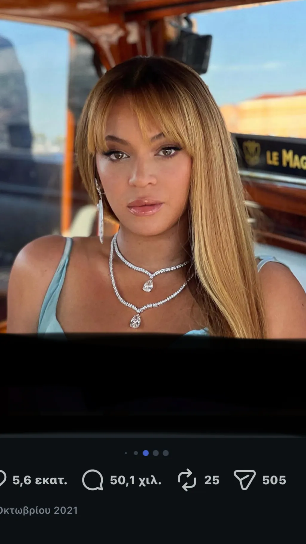 ai character: Beyonce  background