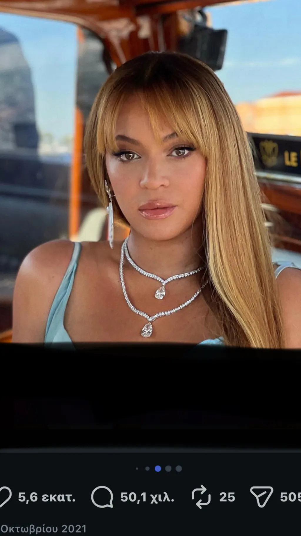 ai character: Beyonce  background