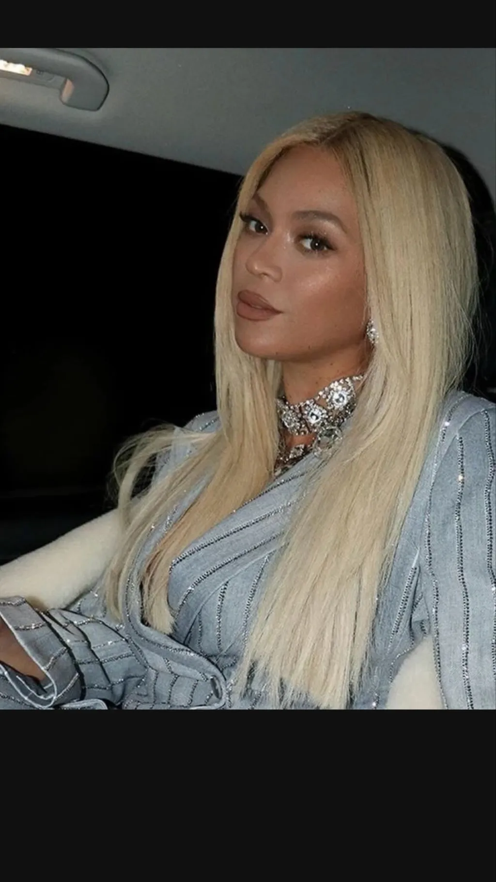 ai character: Beyonce  background