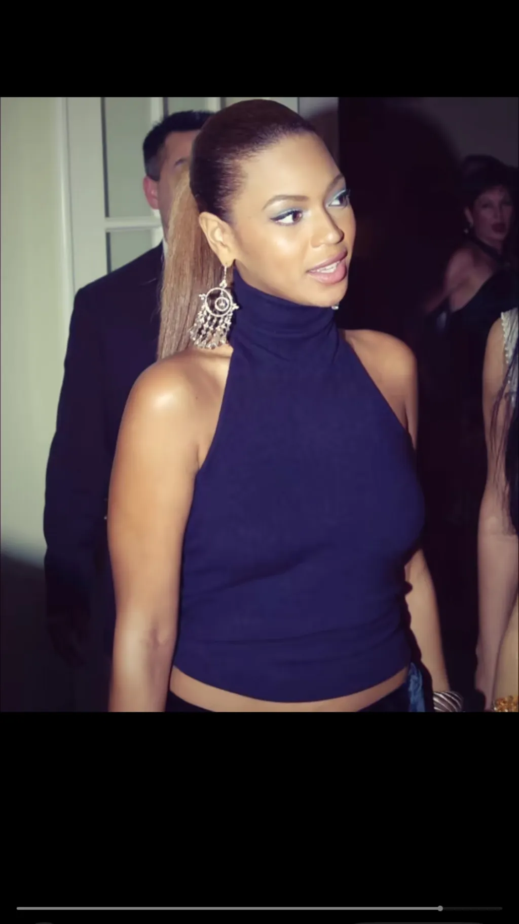 ai character: Beyonce  background