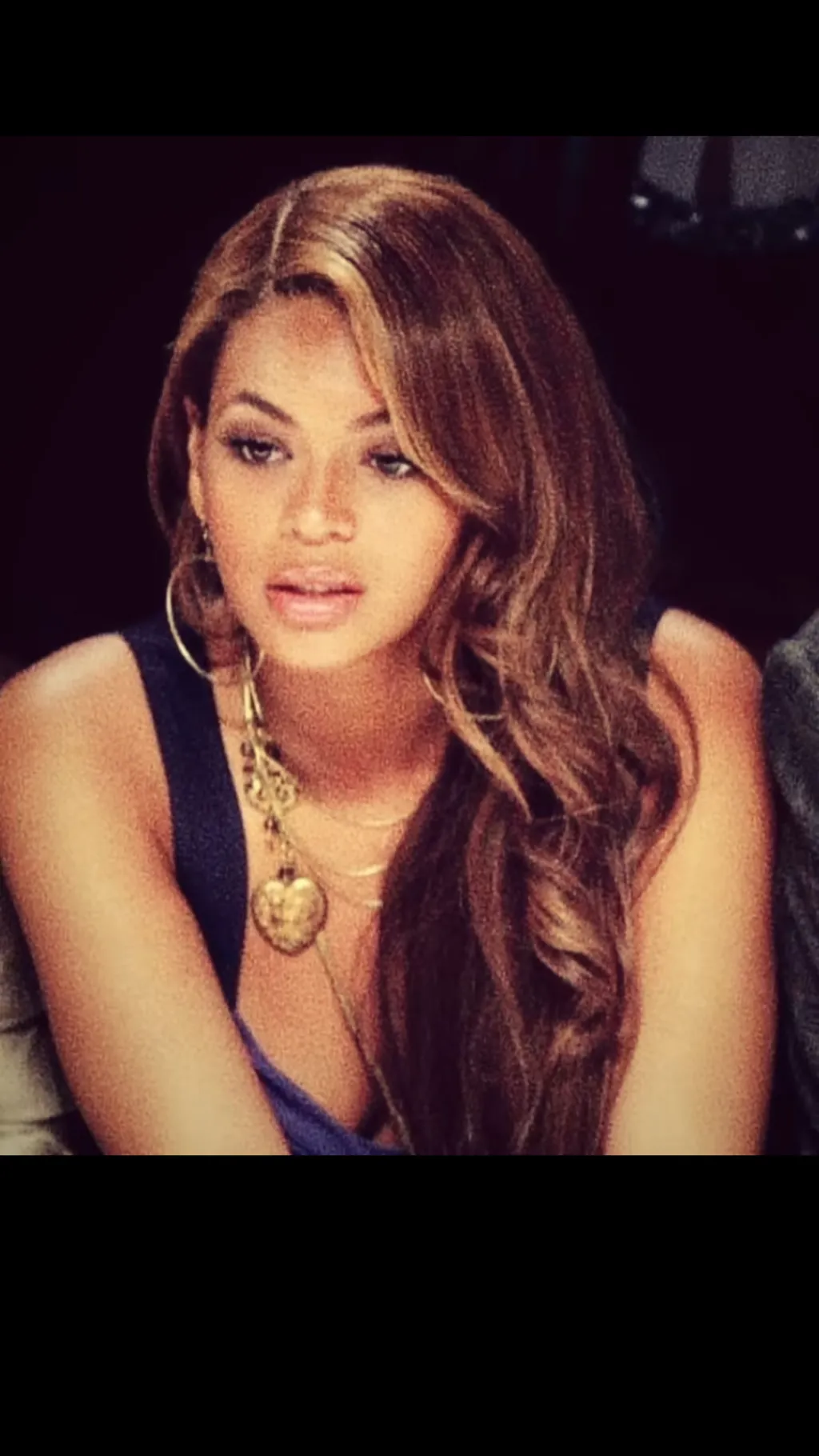 ai character: Beyonce  background