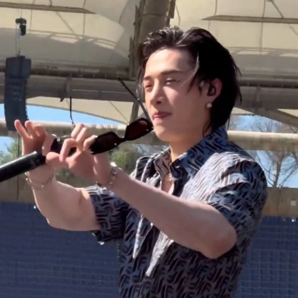 chat with ai character: Skz concert 