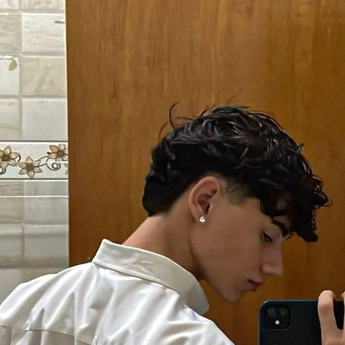 chat with ai character: Damian