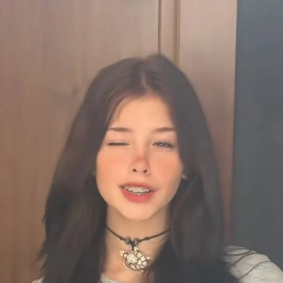 chat with ai character: ZOE