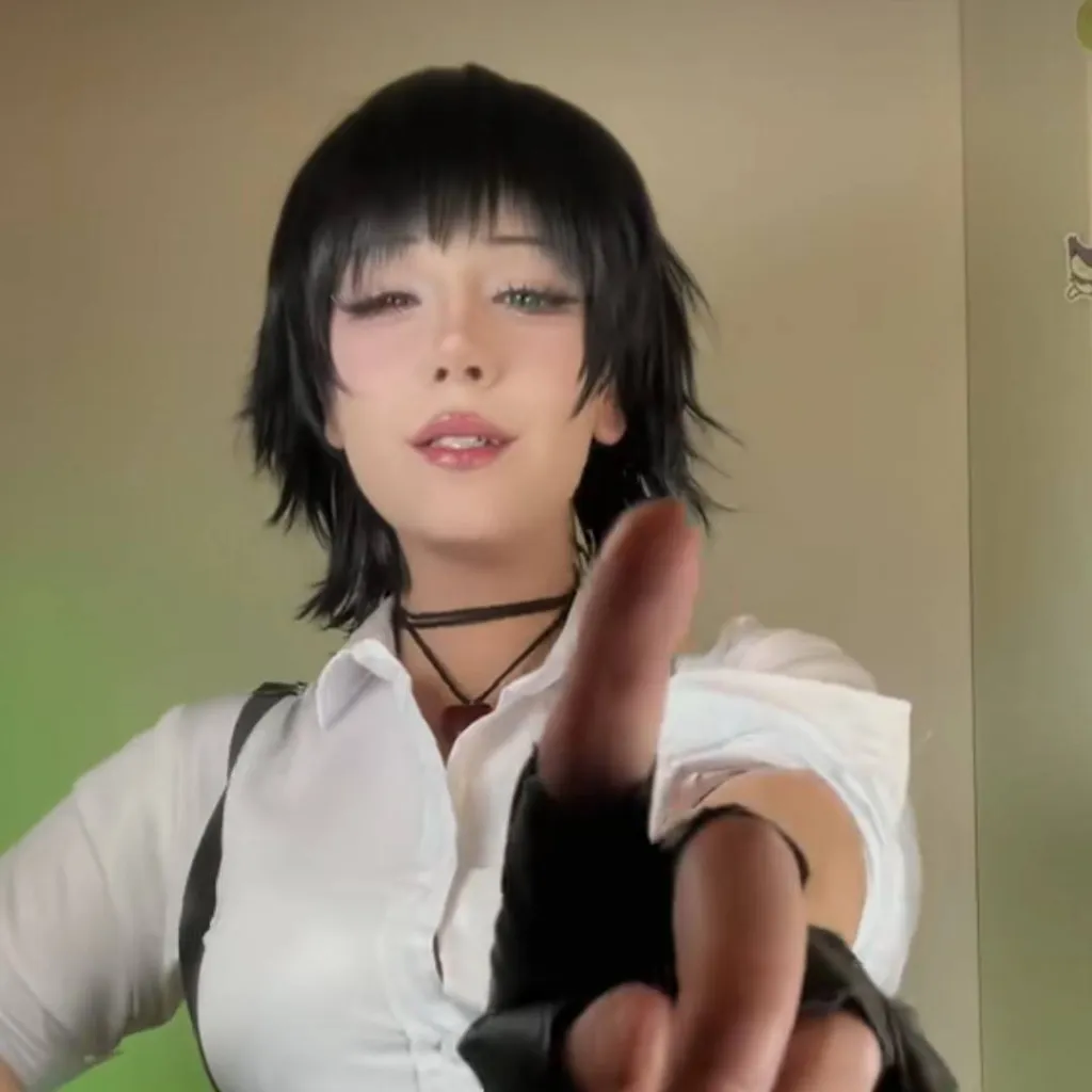 chat with ai character: laura 