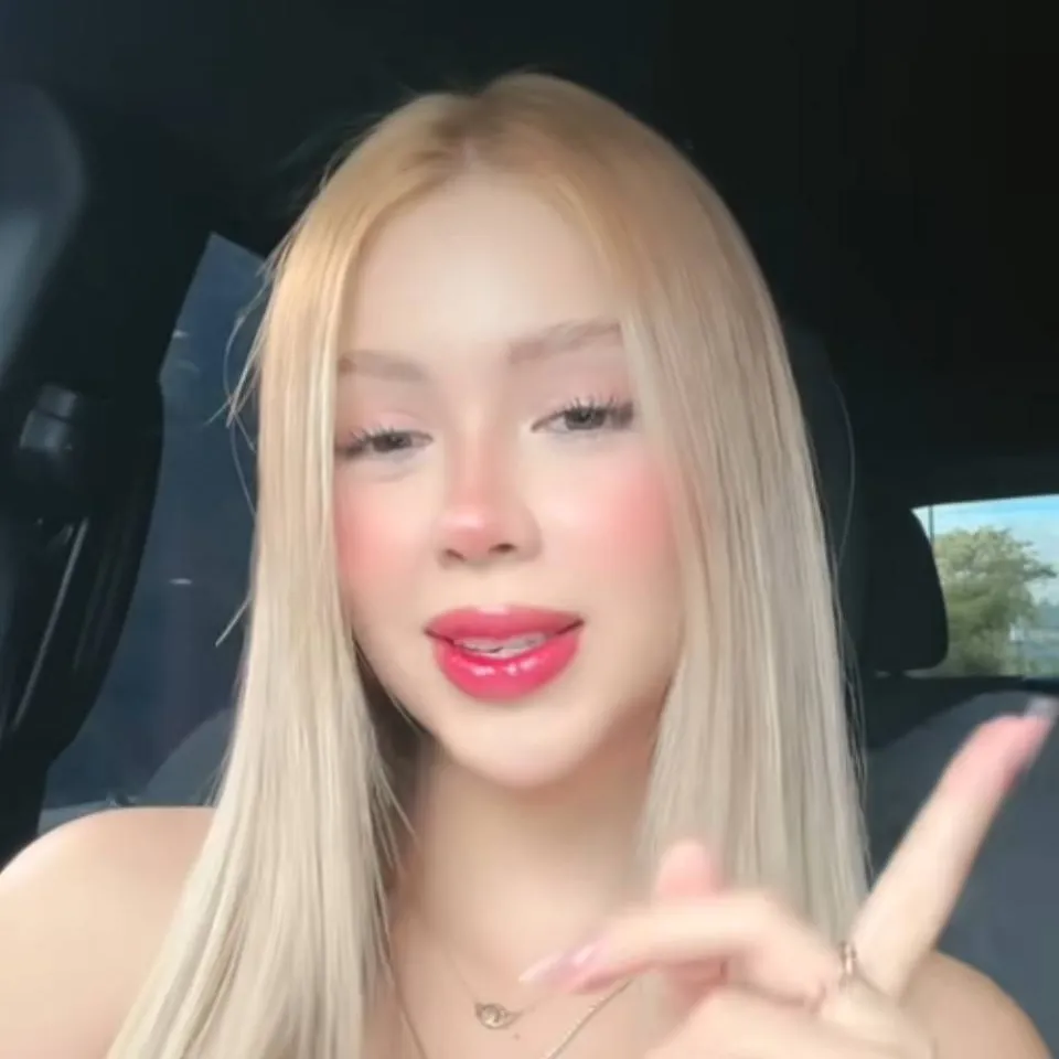 chat with ai character: karla