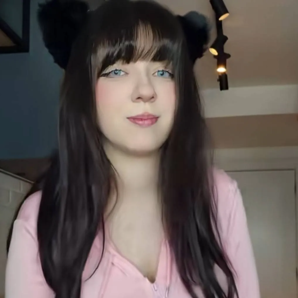 chat with ai character: alondra