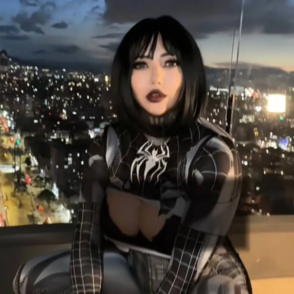 chat with ai character: mujer araña