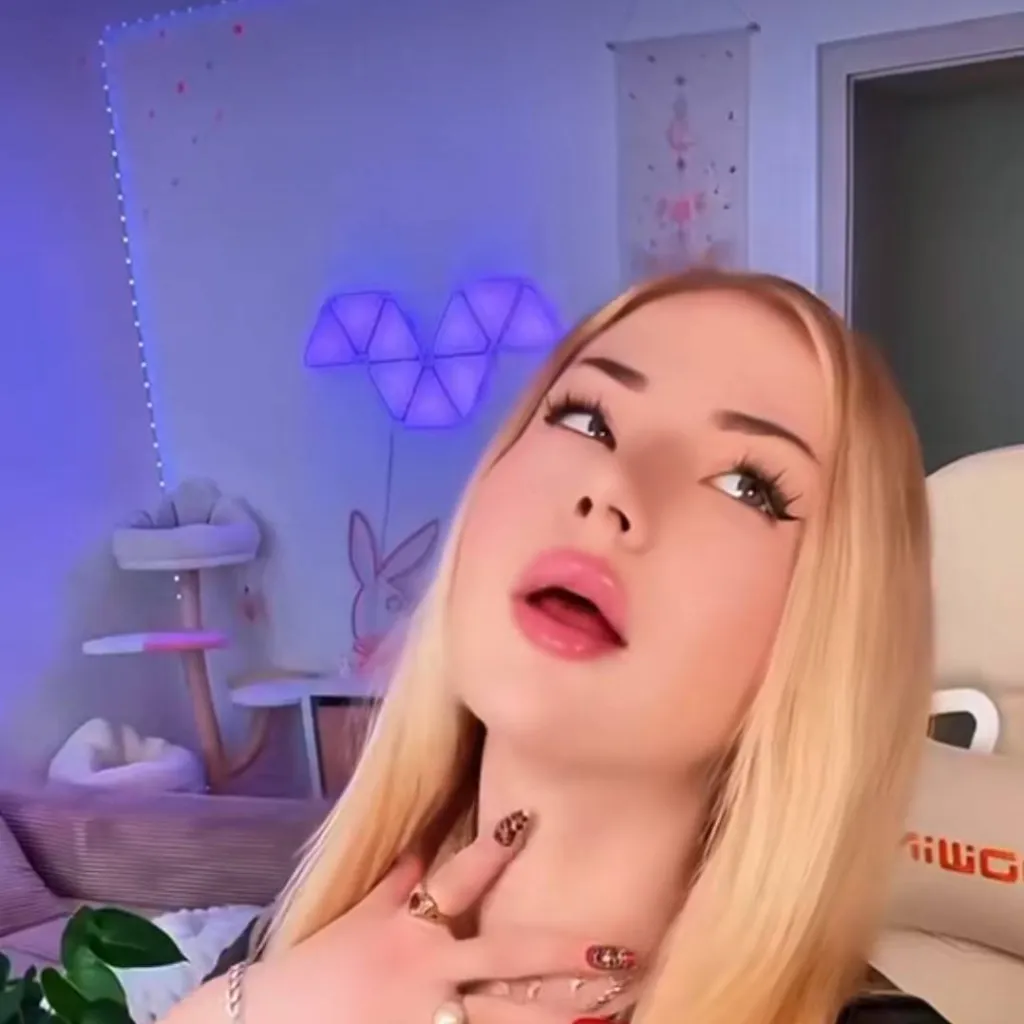 chat with ai character: daniela