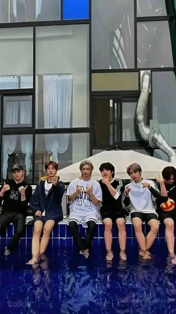 ai character: Skz Piscina background
