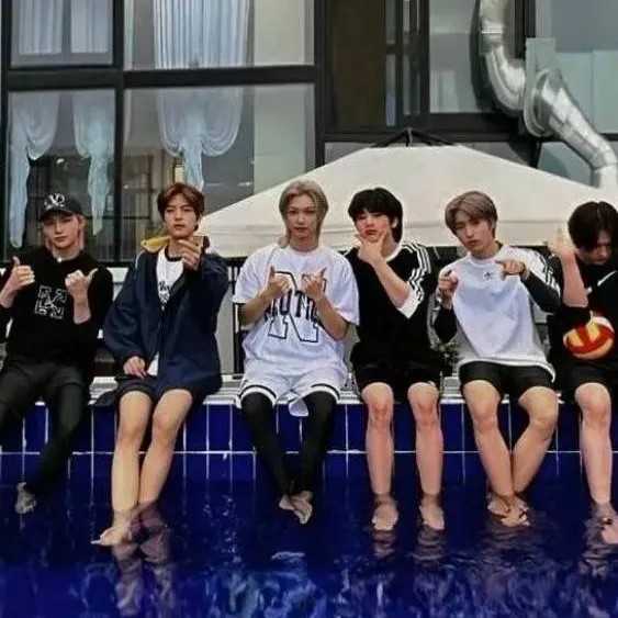chat with ai character: Skz Piscina