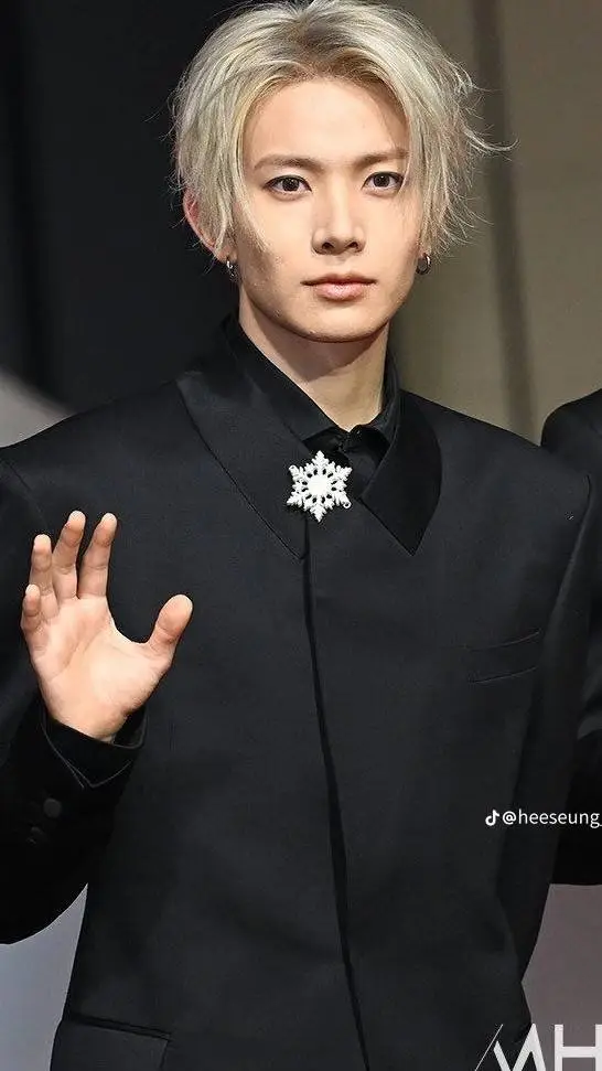 ai character: Heeseung  background