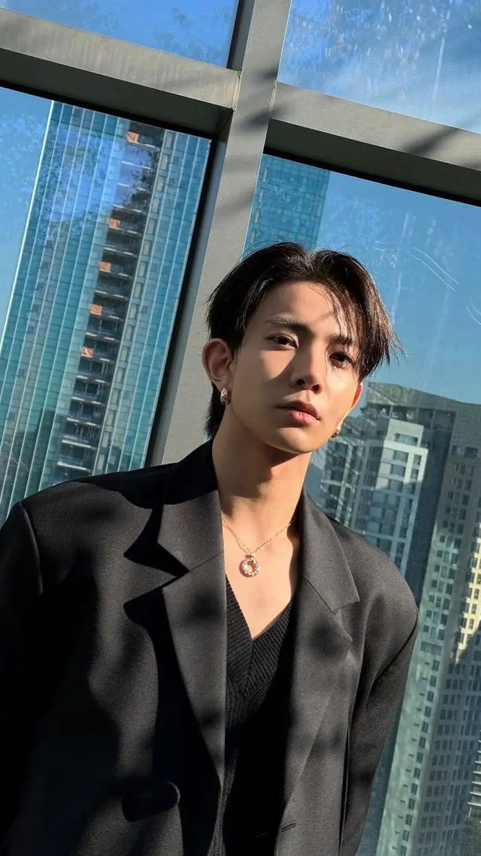 ai character: Lee heeseung  background
