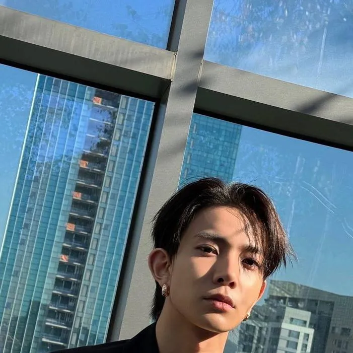 chat with ai character: Lee heeseung 