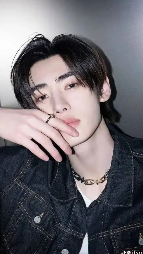 ai character: park sunghoon background