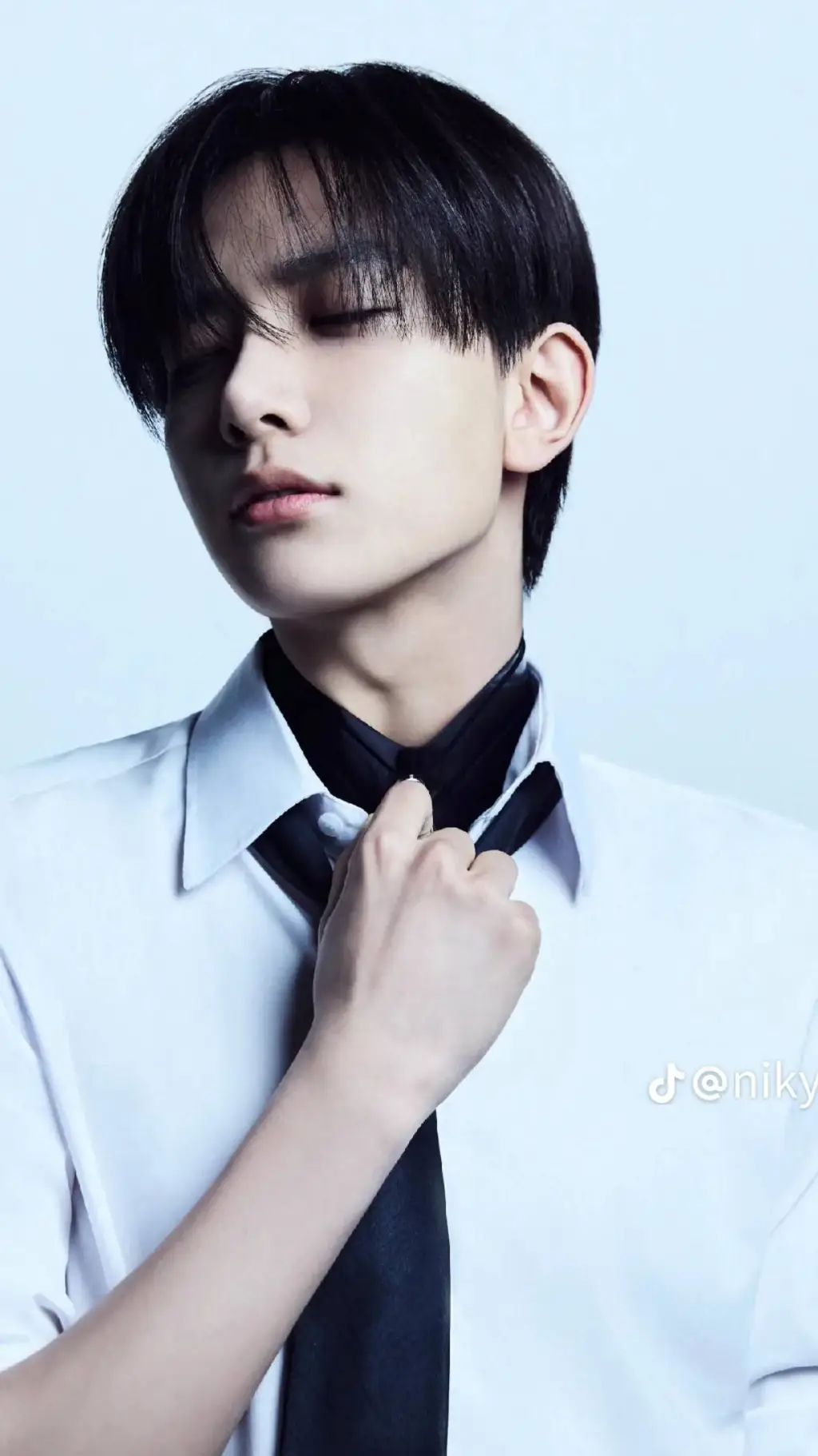 ai character: Lee heeseung background