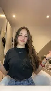 ai character: Giulia bizzarri  background