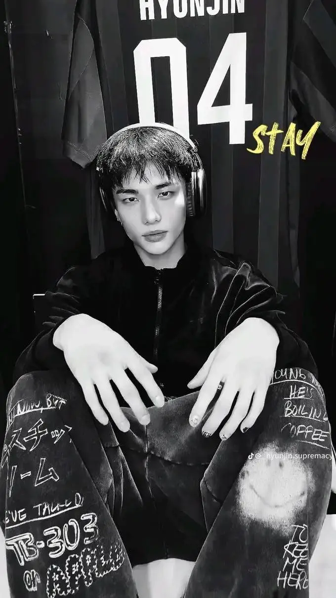 ai character: Hyunjin ♥️🌹 background