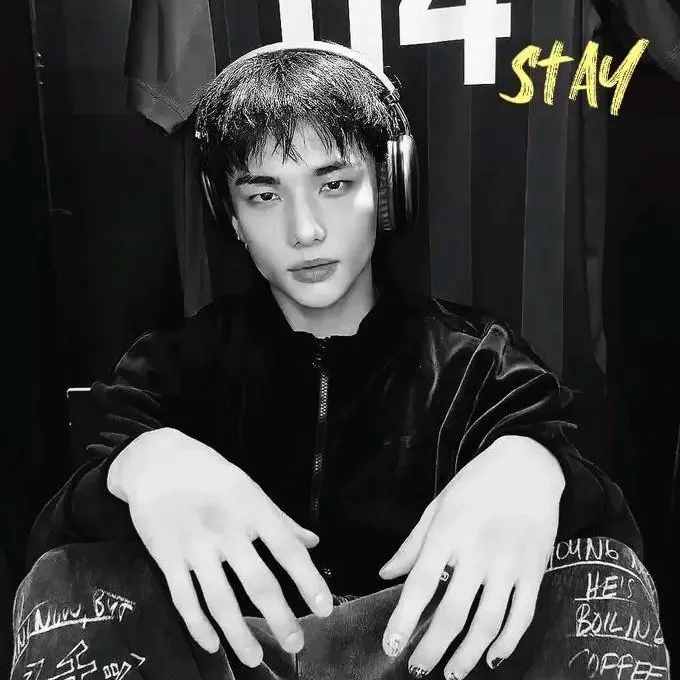 chat with ai character: Hyunjin ♥️🌹