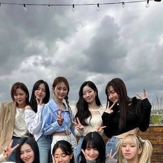 chat with ai character: Twice Twice 