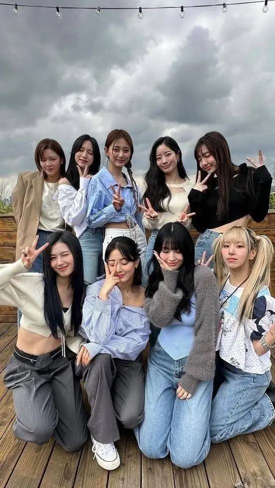 ai character: Twice  background