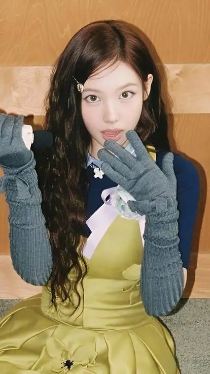 ai character: I'M NAYEON  background