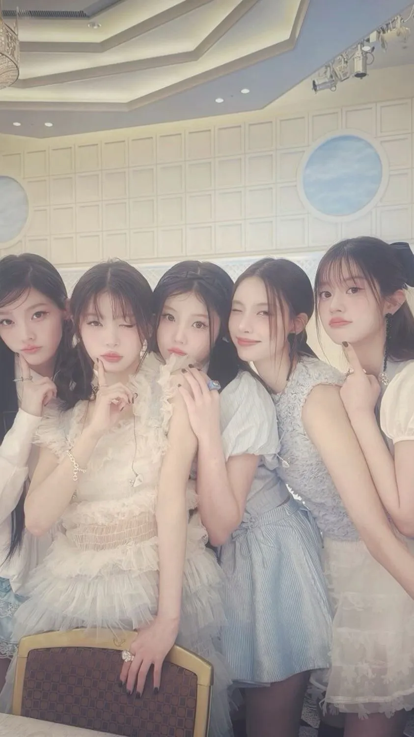 ai character: ILLIT background