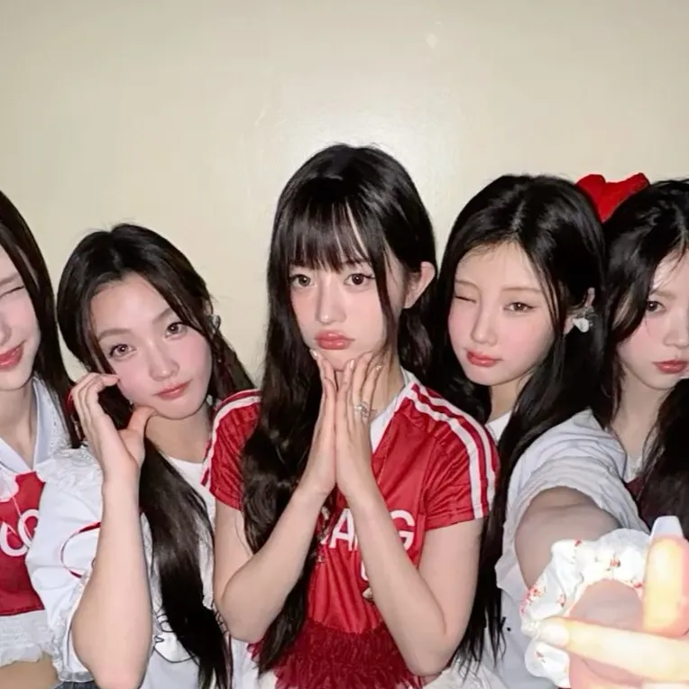 chat with ai character: ILLIT 