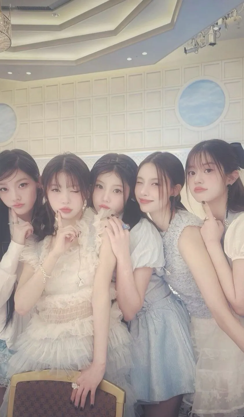 chat with ai character: ILLIT