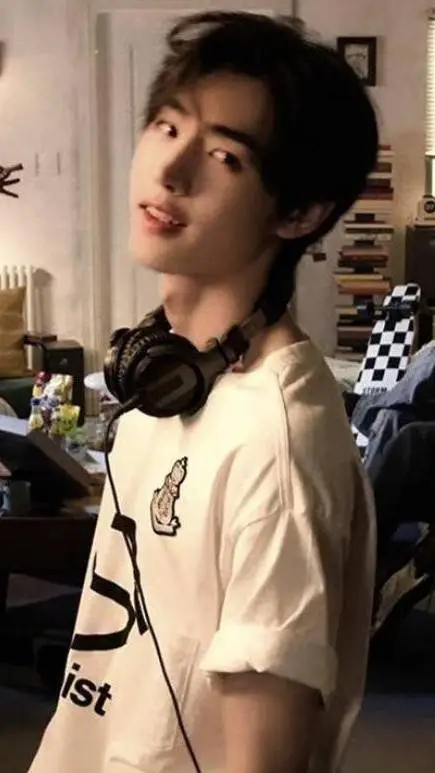 ai character: sughooon background