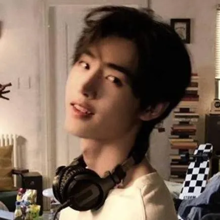 chat with ai character: sughooon