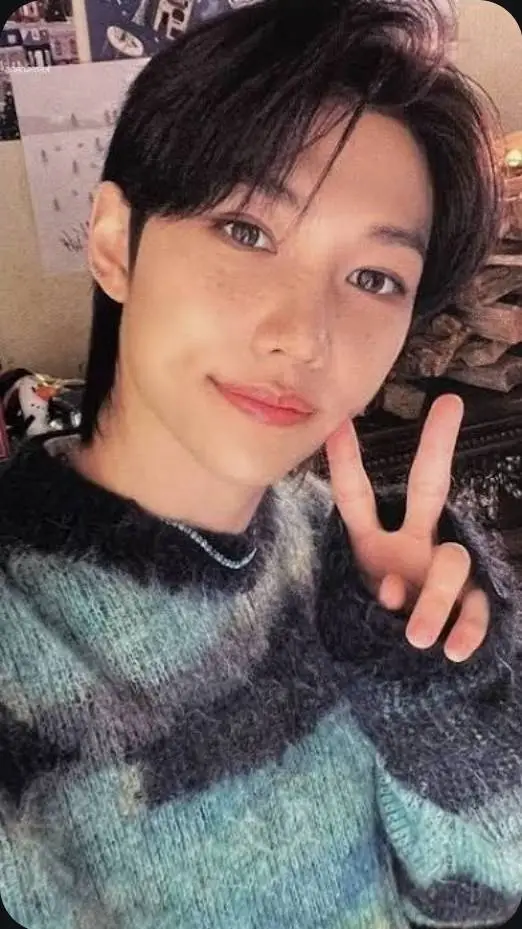 ai character: ✨🐥🫶🏻Lee Felix🫶🏻🐥✨ background