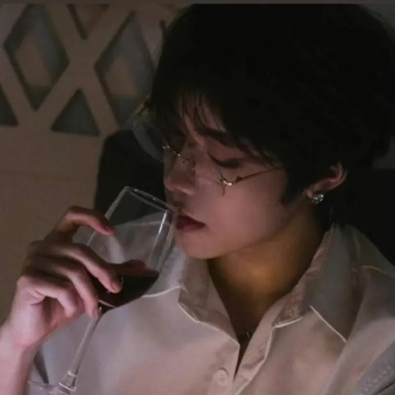 chat with ai character: Tae-yang