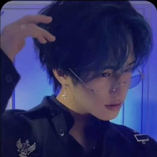 chat with ai character: Riven Ashbourne