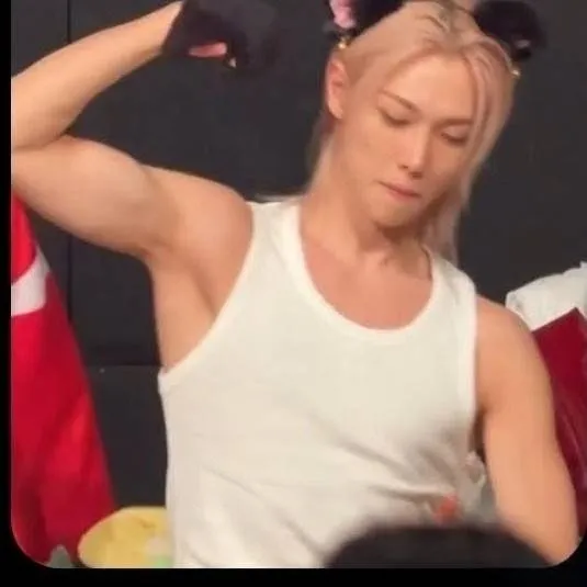 chat with ai character: Lee Felix