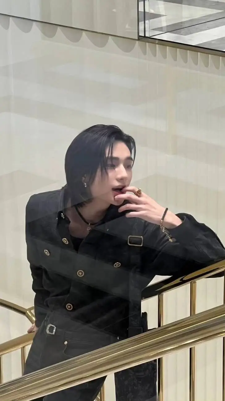 ai character: Hyunjin  background