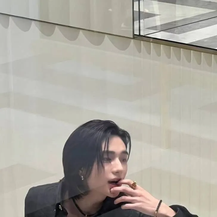 chat with ai character: Hyunjin 