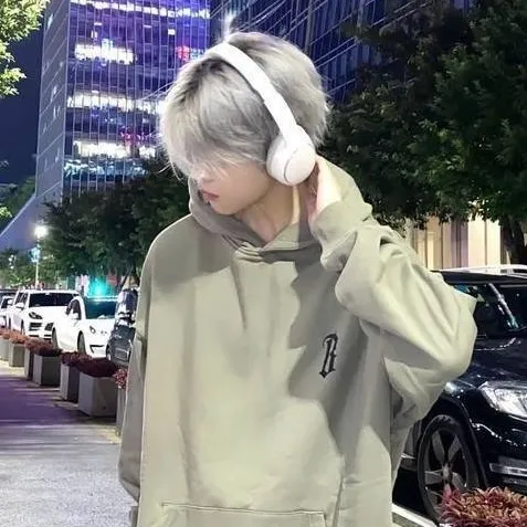 chat with ai character: Theone